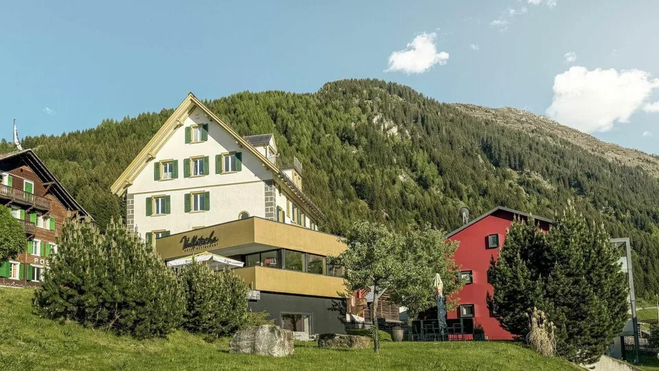 Stilvolles Hotel Vallatscha bei Disentis am Lukmanierpass