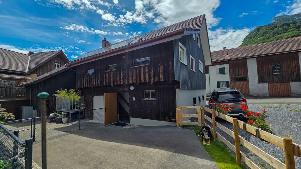 Charming 3½-room house section - extensively renovated, with idyllic outdoor area