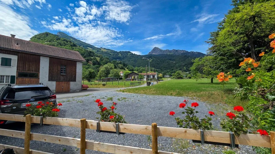Charming 3½-room house section - extensively renovated, with idyllic outdoor area