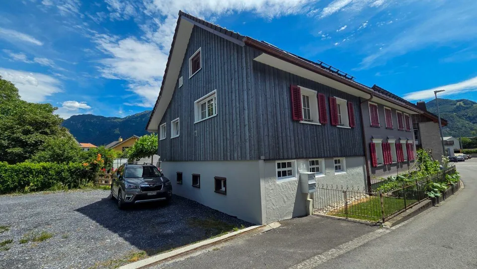 Charming 3½-room house section - extensively renovated, with idyllic outdoor area