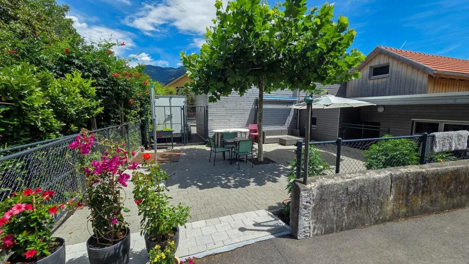 Charming 3½-room house section - extensively renovated, with idyllic outdoor area