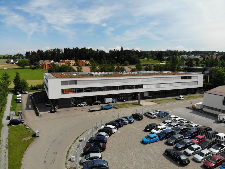 Vielseitige Gewerbe-/Lagerfläche im Industriegebiet Oetwil am See