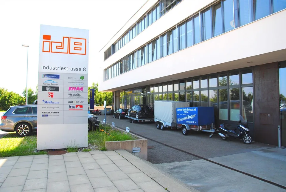 Vielseitige Gewerbe-/Lagerfläche im Industriegebiet Oetwil am See