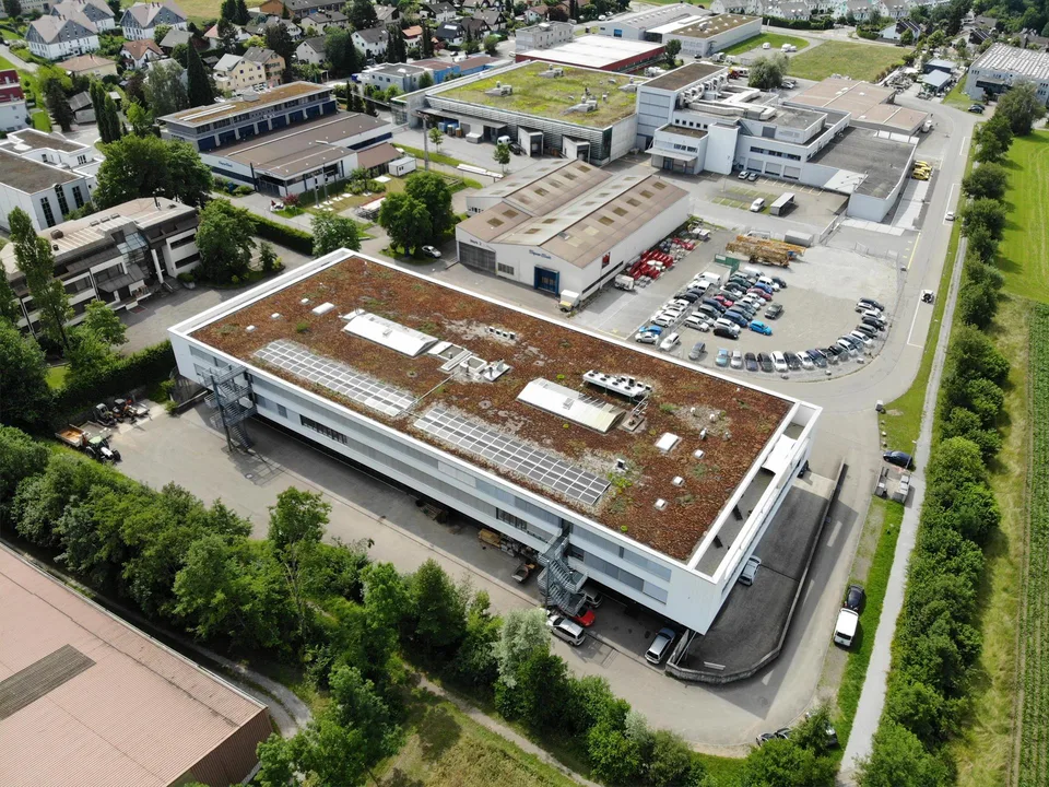 Vielseitige Gewerbe-/Lagerfläche im Industriegebiet Oetwil am See
