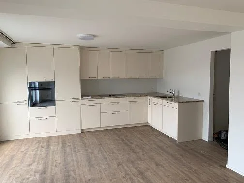 Sehr schöne, grosszügige , gut eingeteilte, 2 Balkone , ruhig.