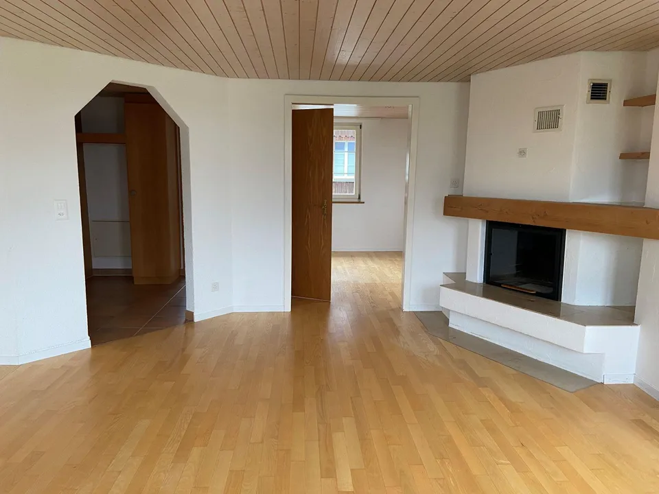 Schöne, grosse 4.5-Zi.-Maisonette-Wohnung in 3-Familien-Riegelhaus