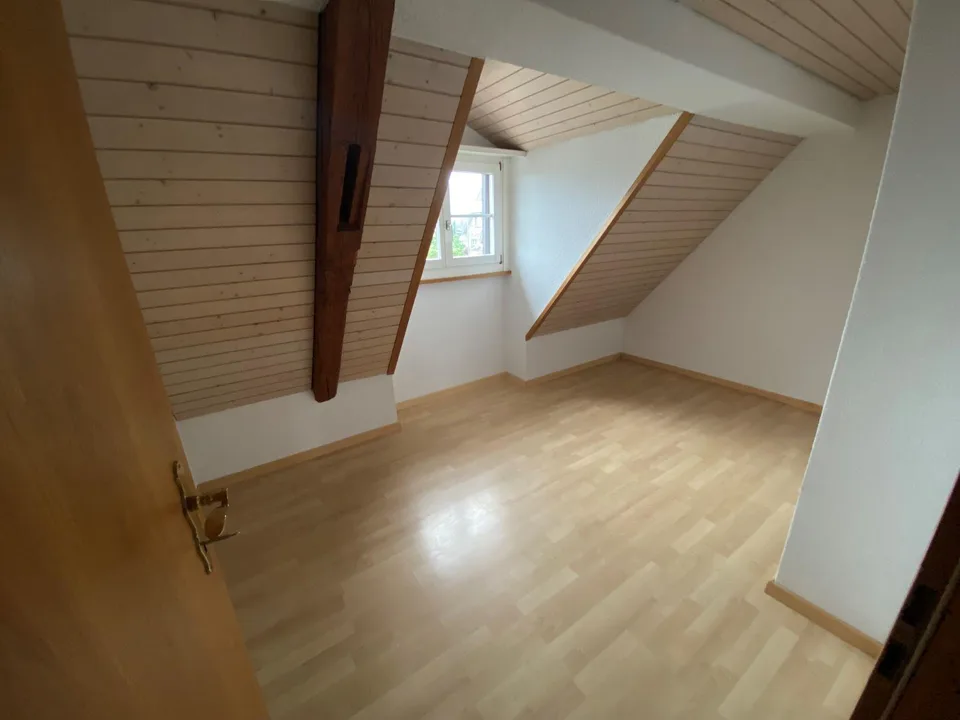 Schöne, grosse 4.5-Zi.-Maisonette-Wohnung in 3-Familien-Riegelhaus
