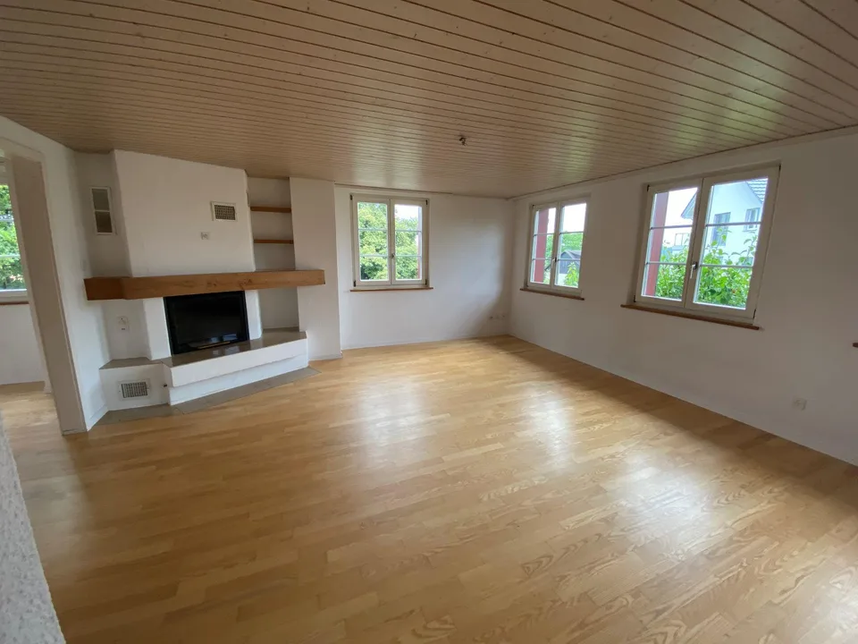 Schöne, grosse 4.5-Zi.-Maisonette-Wohnung in 3-Familien-Riegelhaus