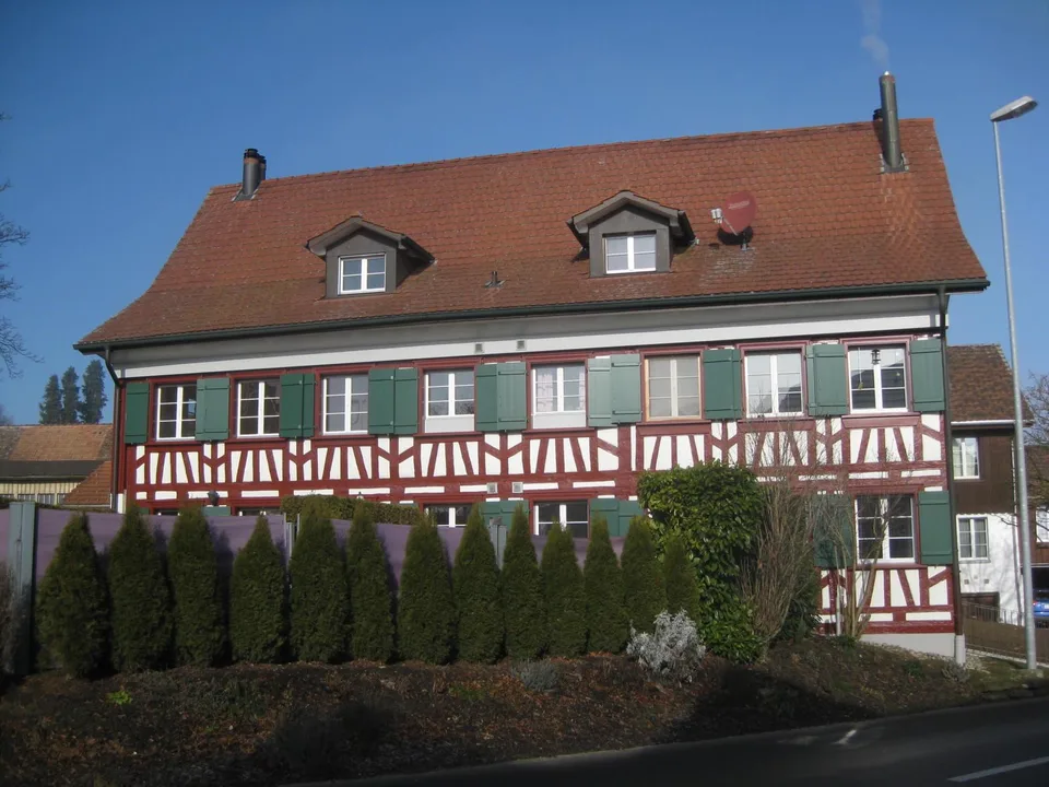 Schöne, grosse 4.5-Zi.-Maisonette-Wohnung in 3-Familien-Riegelhaus