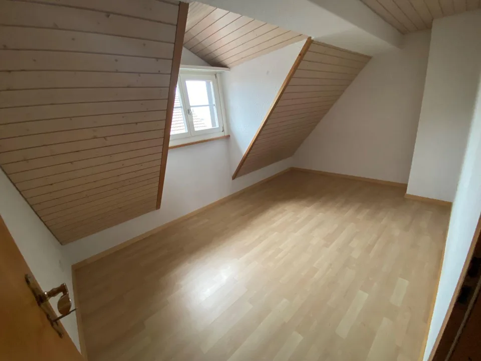 Schöne, grosse 4.5-Zi.-Maisonette-Wohnung in 3-Familien-Riegelhaus