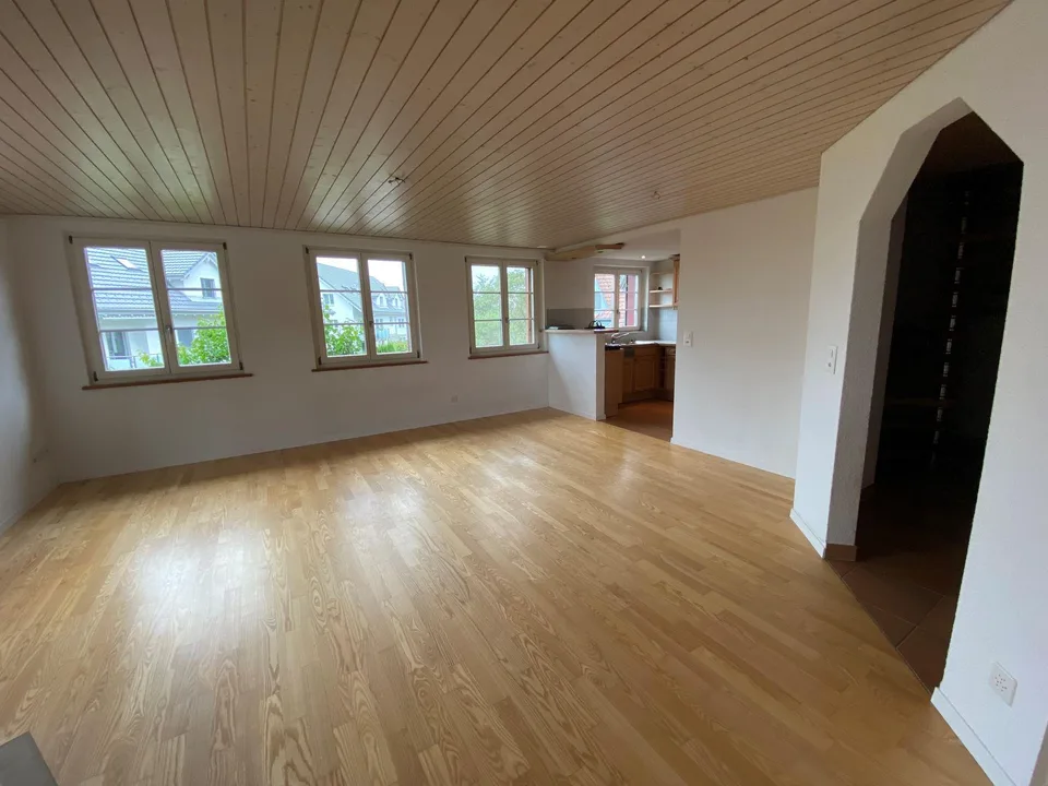 Schöne, grosse 4.5-Zi.-Maisonette-Wohnung in 3-Familien-Riegelhaus