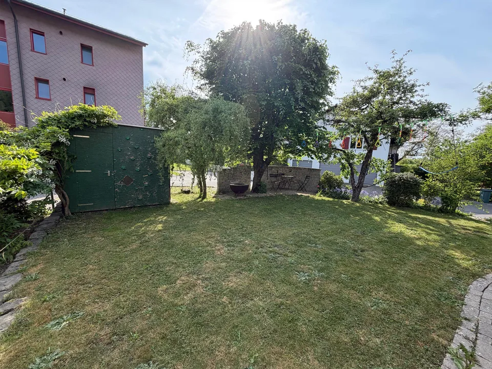 Wunderschönes 5,5-Zimmer Doppel-Einfamilienhaus mit Garten in Gümligen