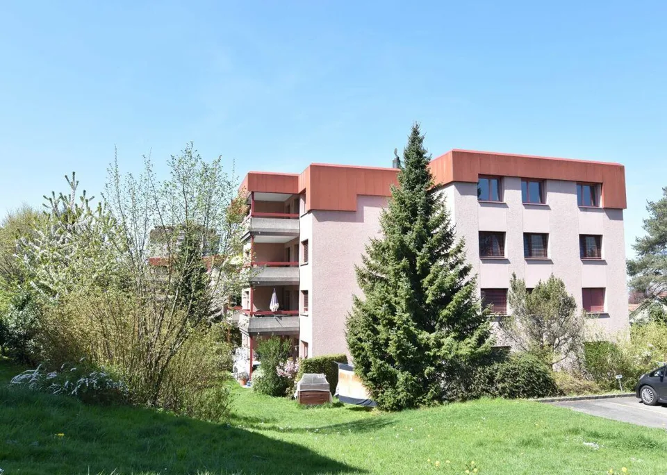 Helle und grosszügige 4 1/2 Zimmer Wohnung mit Seesicht