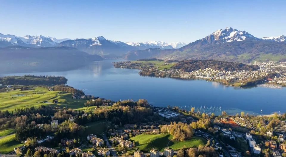 Logenplatz über dem Vierwaldstättersee, elegantes Reihenhaus-Juwel in Luzern