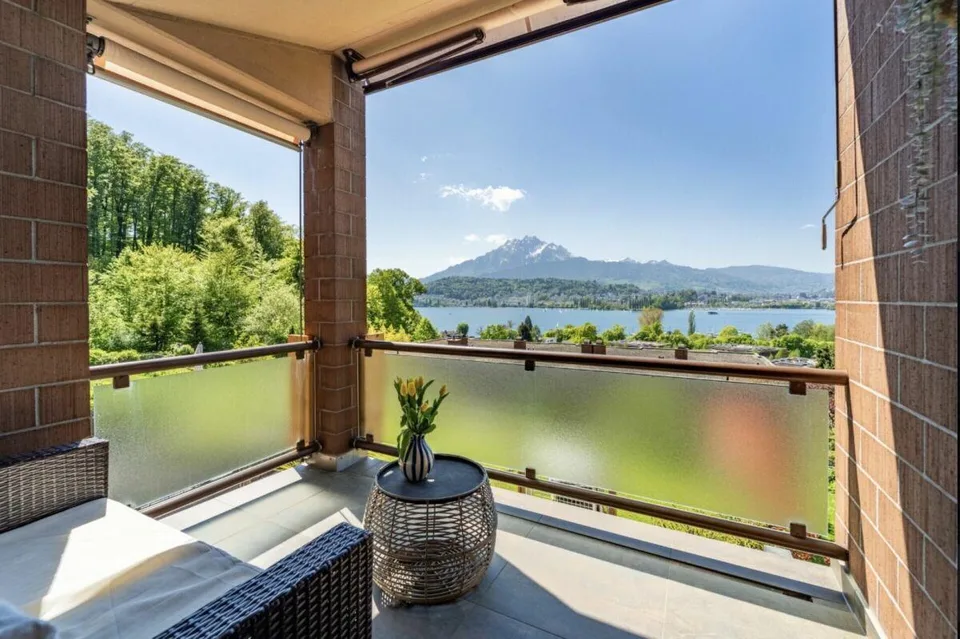 Logenplatz über dem Vierwaldstättersee, elegantes Reihenhaus-Juwel in Luzern