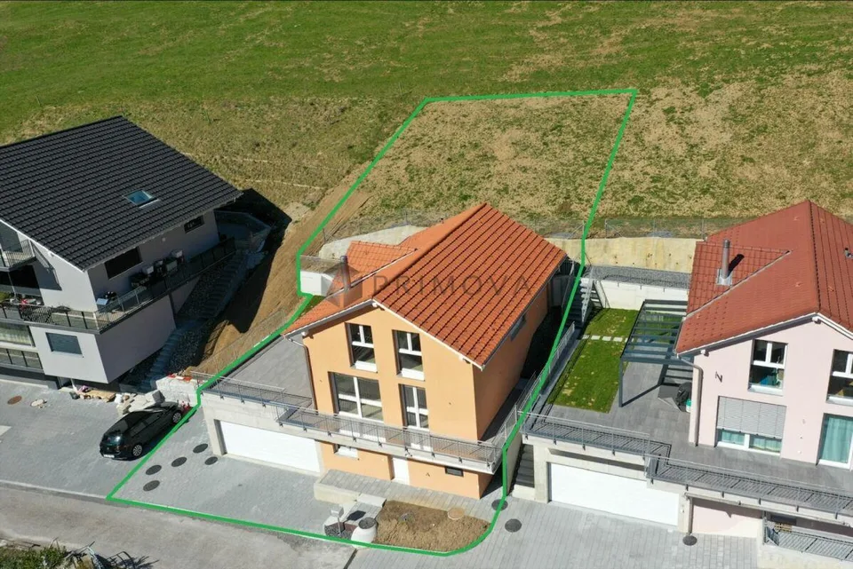 Primo affitto con uno sfondo montano da sogno
