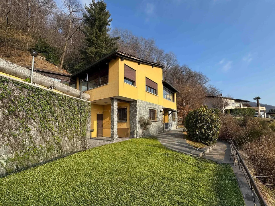 Grande casa unifamiliare nel verde ad Aranno