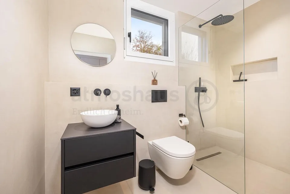 Intelligemment conçu - maison individuelle neuve moderne avec vaste grenier
