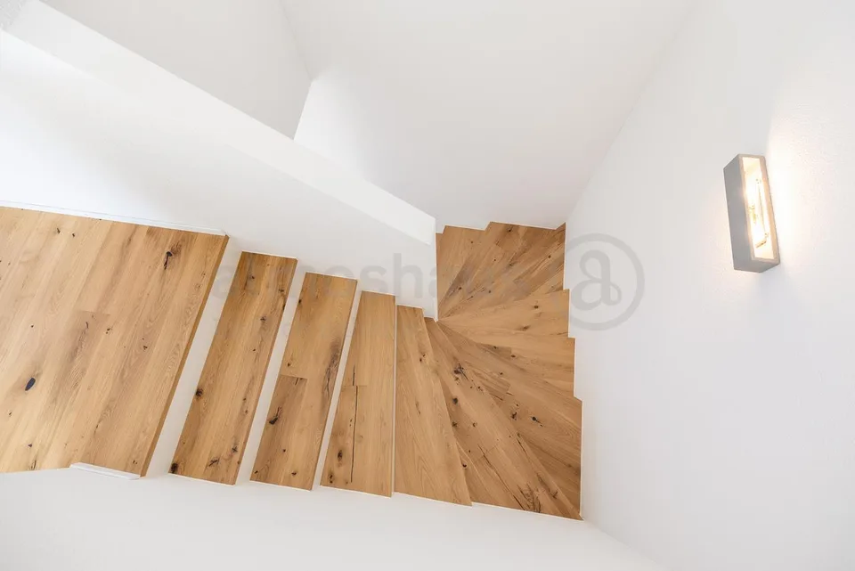 Intelligemment conçu - maison individuelle neuve moderne avec vaste grenier