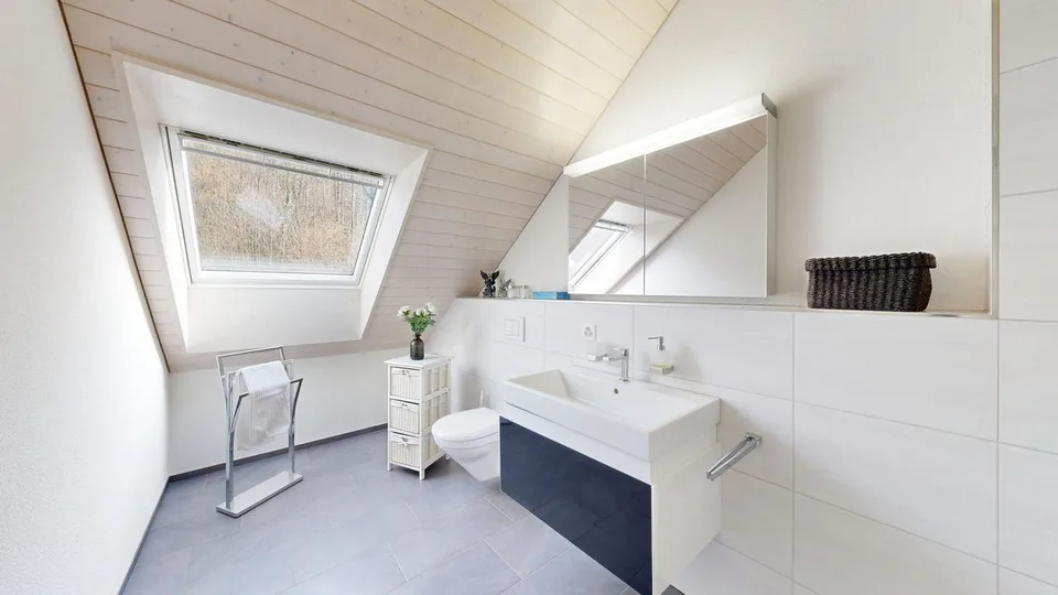5.5-Zimmer-Eckhaus mit Hobbyraum und zwei Einstellhallenplätzen