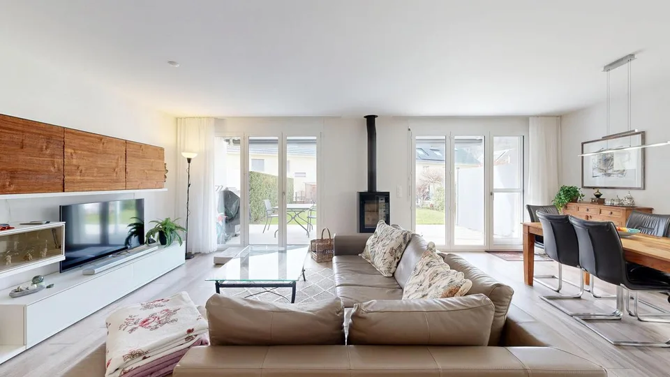 5.5-Zimmer-Eckhaus mit Hobbyraum und zwei Einstellhallenplätzen