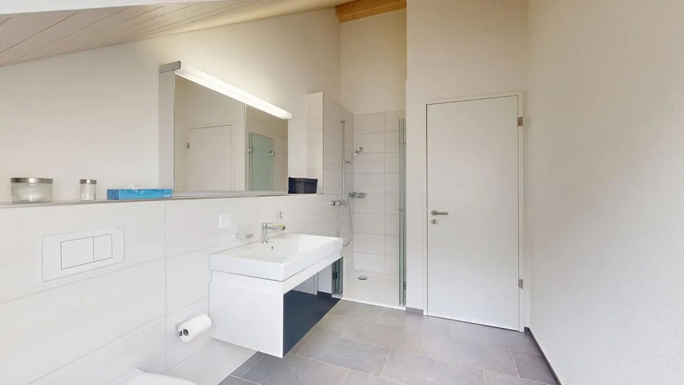 5.5-Zimmer-Eckhaus mit Hobbyraum und zwei Einstellhallenplätzen