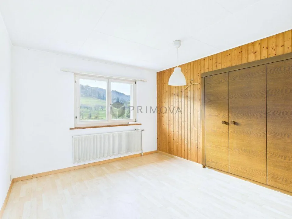 Ampia casa a schiera di 5,5 locali in una posizione tranquilla con molto spazio per le tue idee