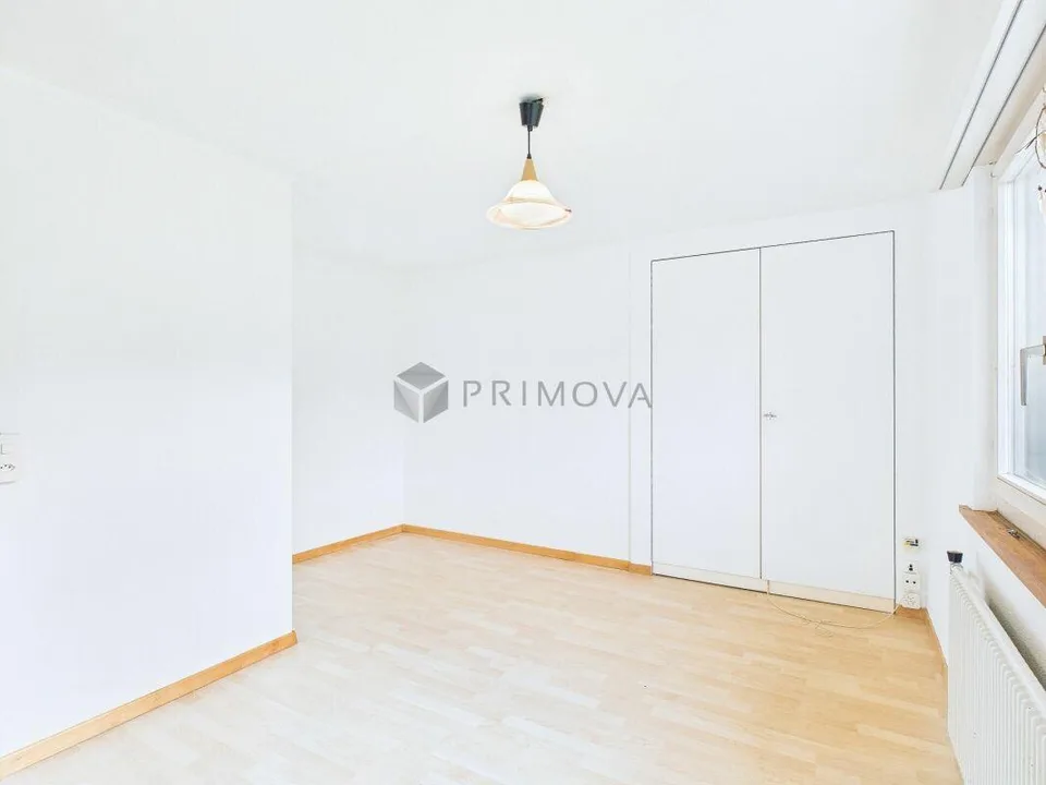 Ampia casa a schiera di 5,5 locali in una posizione tranquilla con molto spazio per le tue idee