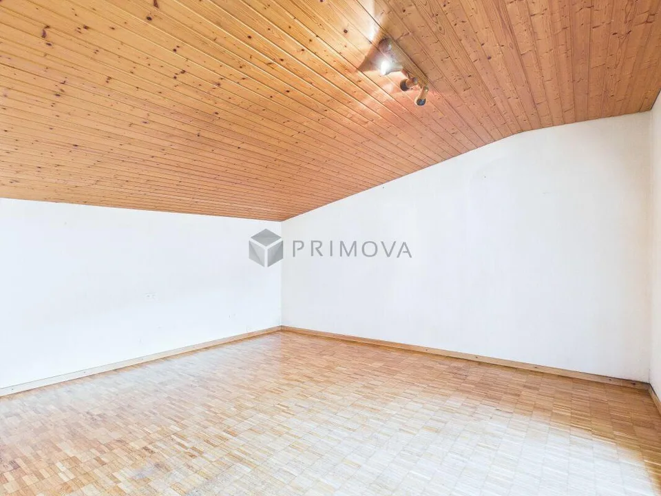Ampia casa a schiera di 5,5 locali in una posizione tranquilla con molto spazio per le tue idee