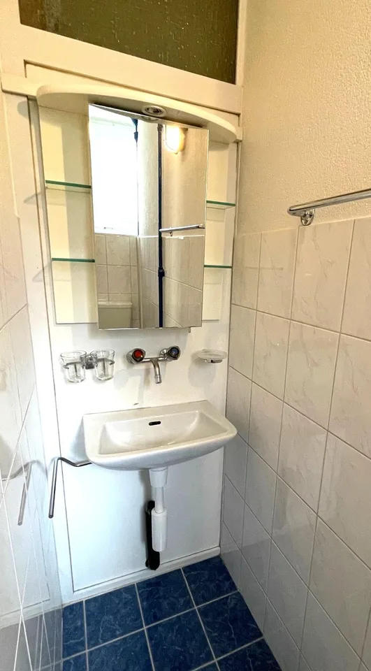 schöne Altbauwohnung mit kleinem Balkon