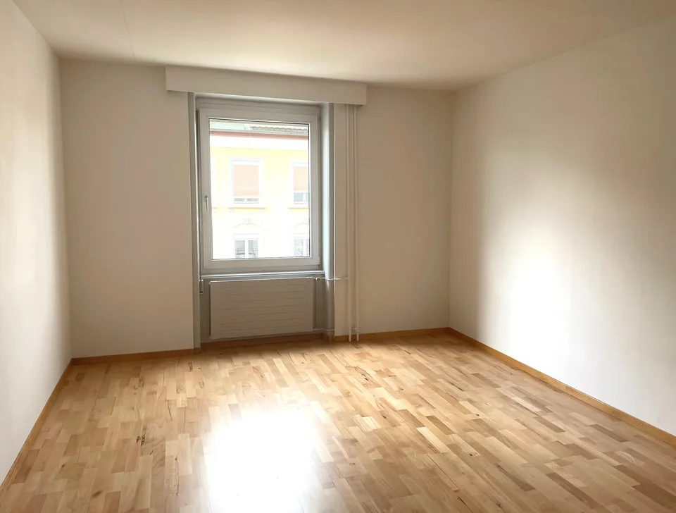 schöne Altbauwohnung mit kleinem Balkon