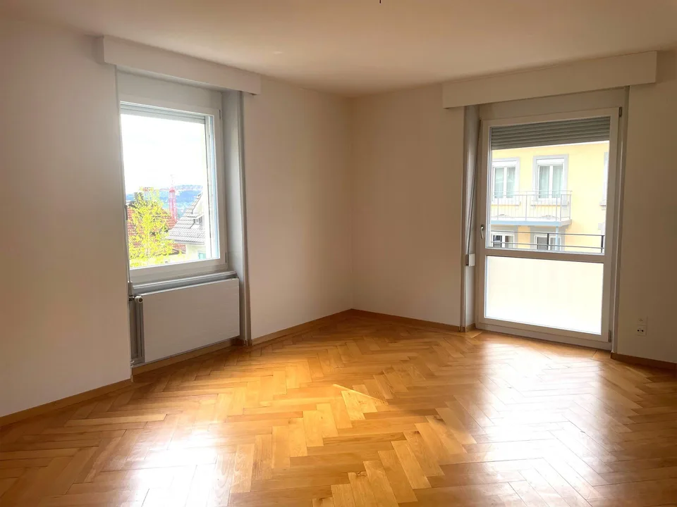 schöne Altbauwohnung mit kleinem Balkon