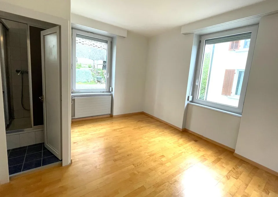 schöne Altbauwohnung mit kleinem Balkon