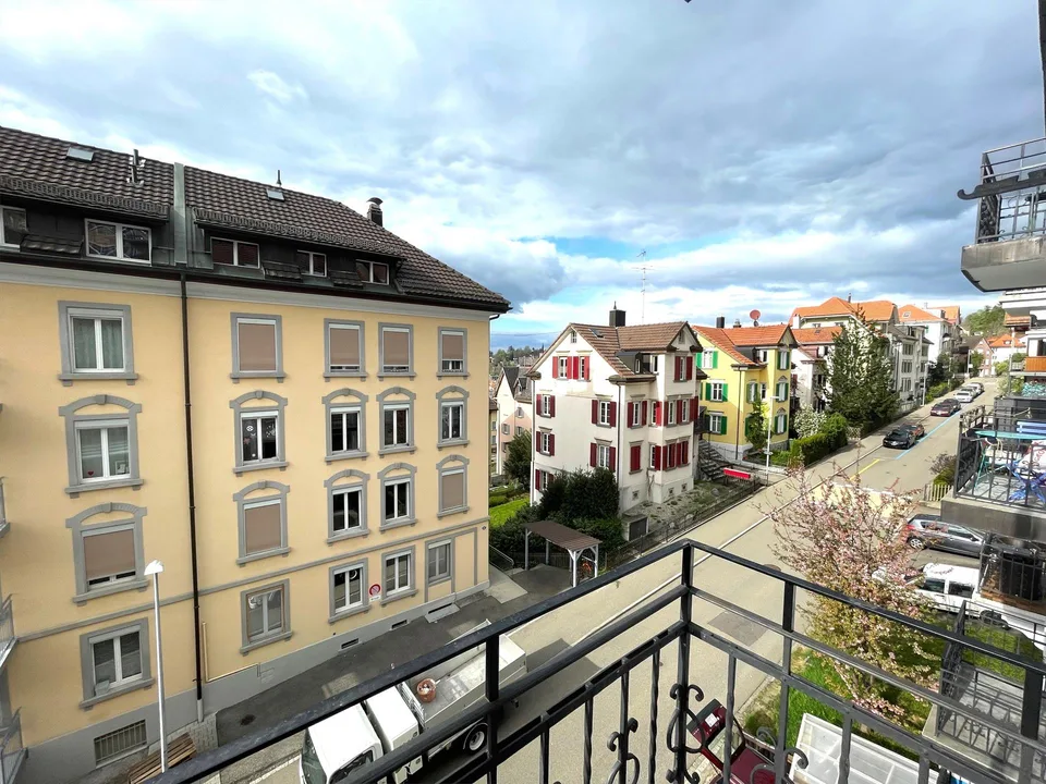 schöne Altbauwohnung mit kleinem Balkon