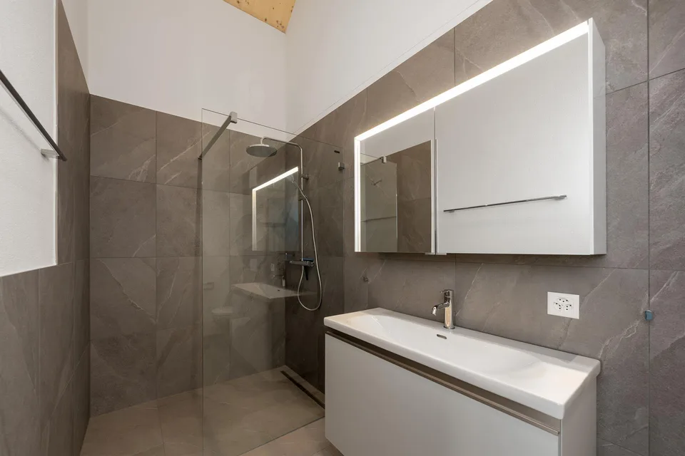 Exklusive 5.5-Zimmer-Neubau Dachwohnung  Lift direkt in Wohnung