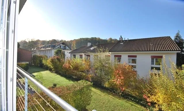 Ampio appartamento di 4,5 locali con giardino invernale a Bottmingen