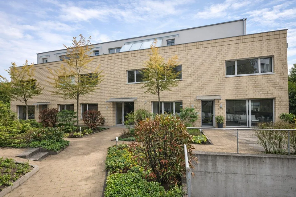 Geräumige 4.5-Zimmer-Wohnung mit Wintergarten in Bottmingen