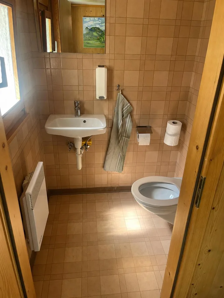 Gewerbeliegenschaft mit Verkaufsraum, Büro, Lager & Parkmöglichkeiten