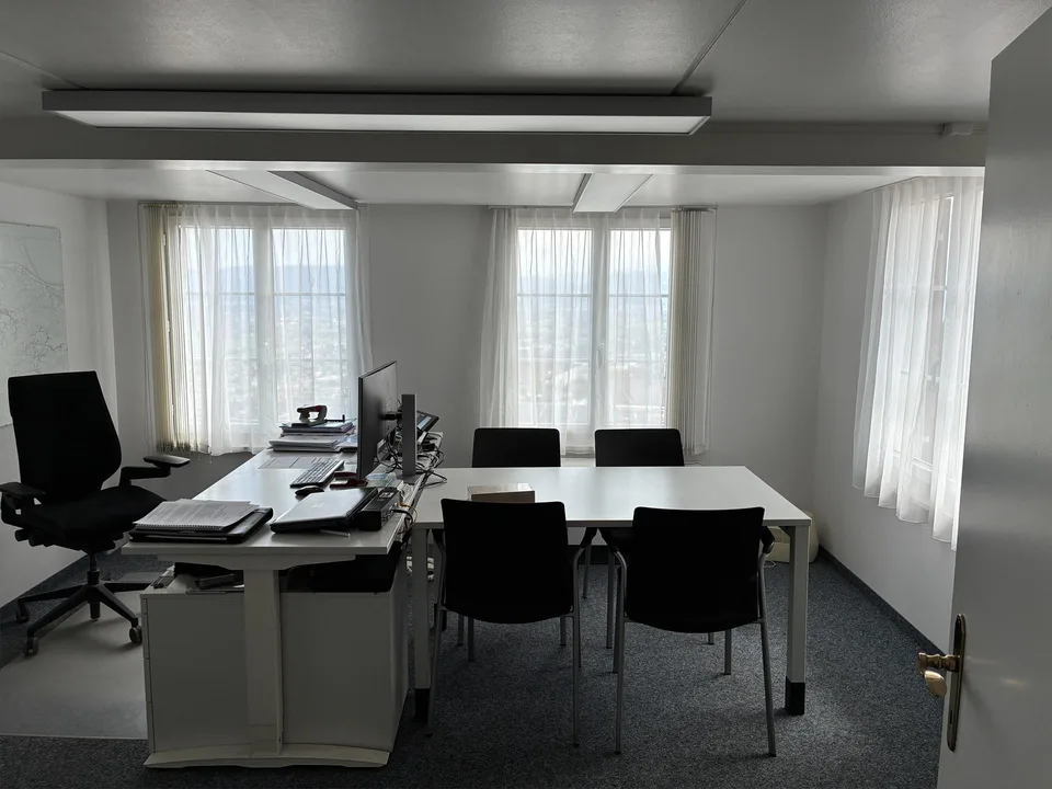 Gewerbeliegenschaft mit Verkaufsraum, Büro, Lager & Parkmöglichkeiten