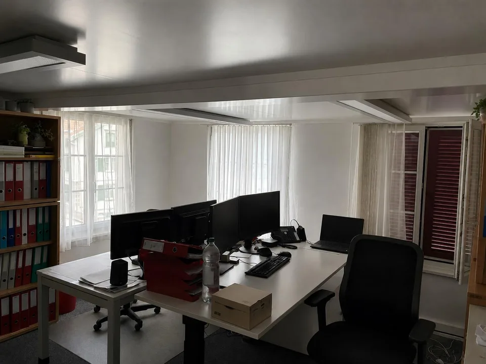Gewerbeliegenschaft mit Verkaufsraum, Büro, Lager & Parkmöglichkeiten