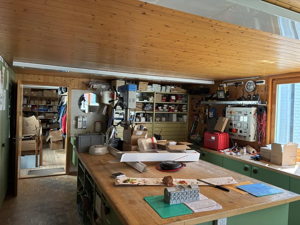 Gewerbeliegenschaft mit Verkaufsraum, Büro, Lager & Parkmöglichkeiten
