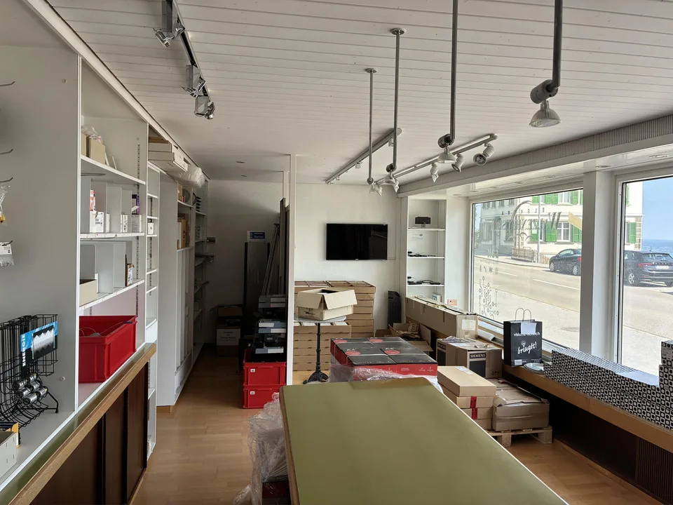 Gewerbeliegenschaft mit Verkaufsraum, Büro, Lager & Parkmöglichkeiten