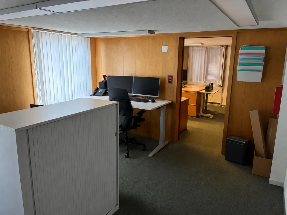 Gewerbeliegenschaft mit Verkaufsraum, Büro, Lager & Parkmöglichkeiten