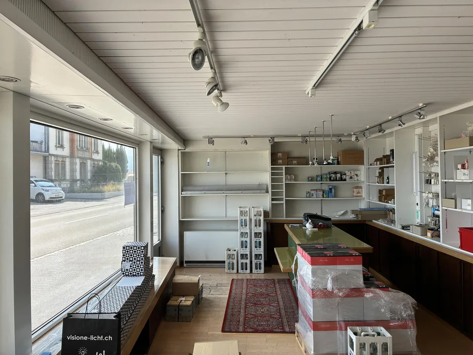 Gewerbeliegenschaft mit Verkaufsraum, Büro, Lager & Parkmöglichkeiten