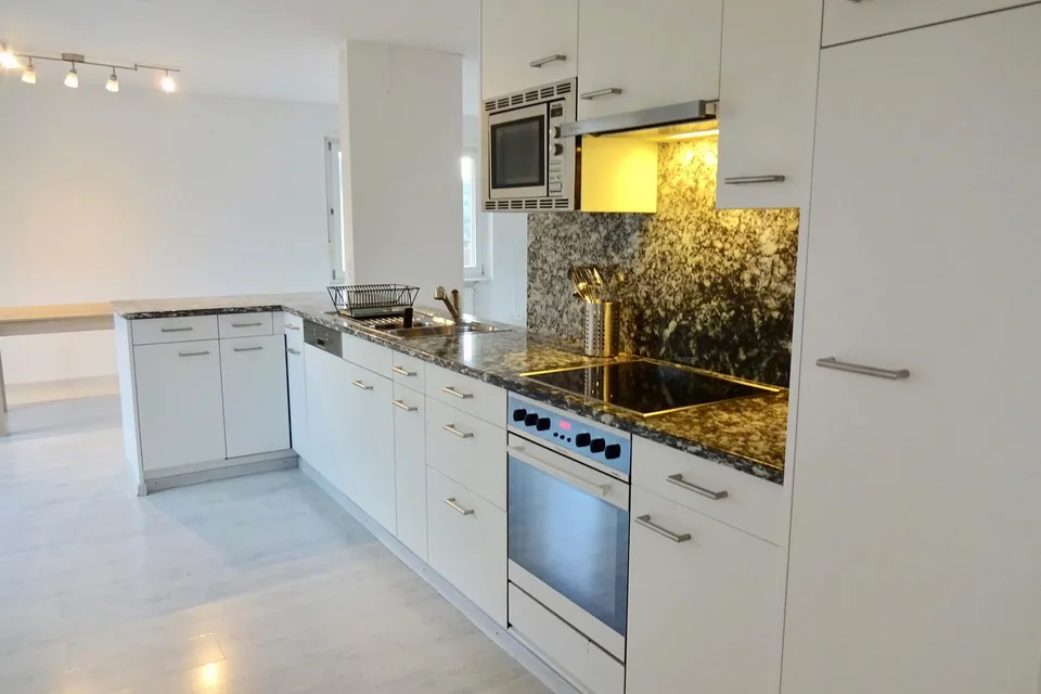 Furnished room in modernised apartment in a top location