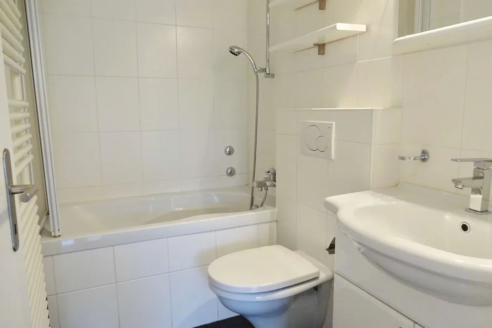Furnished room in modernised apartment in a top location
