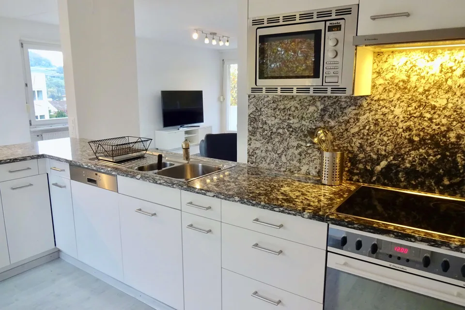 Furnished room in modernised apartment in a top location