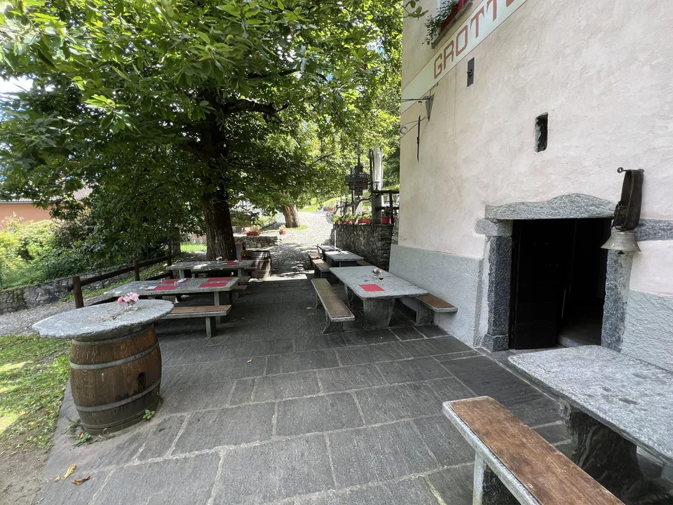 Grotte de 4 pièces avec rustico et grand espace vert à Roveredo (GR)