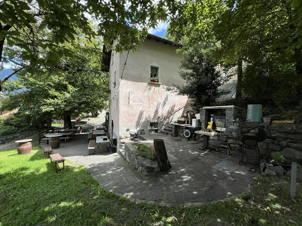 Grotte de 4 pièces avec rustico et grand espace vert à Roveredo (GR)