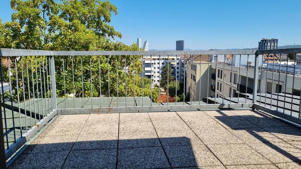 Helle Wohnung mit Dachterrasse zur Untermiete befristet bis 31.10.2027